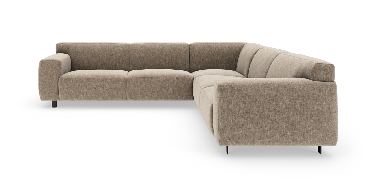 Beige L-formet modulsofa i stof med brede armlæn og sorte ben, frilagt på hvid baggrund.