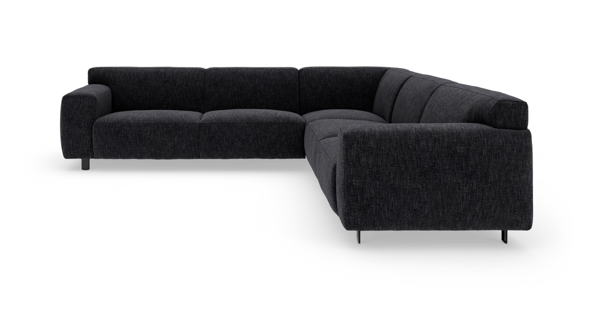 Mørkegrå L‑formet modulsofa i stof med metalben, fritstående på hvid baggrund.