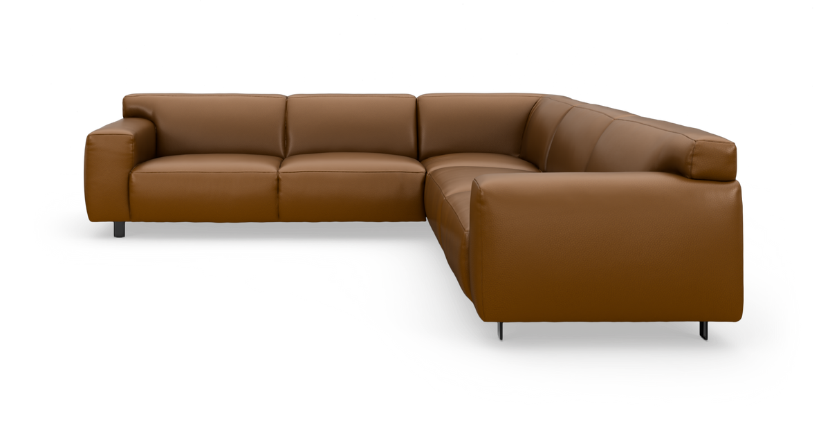 Brun L‑formet hjørnesofa i læder, moderne, fritlagt på hvid baggrund.