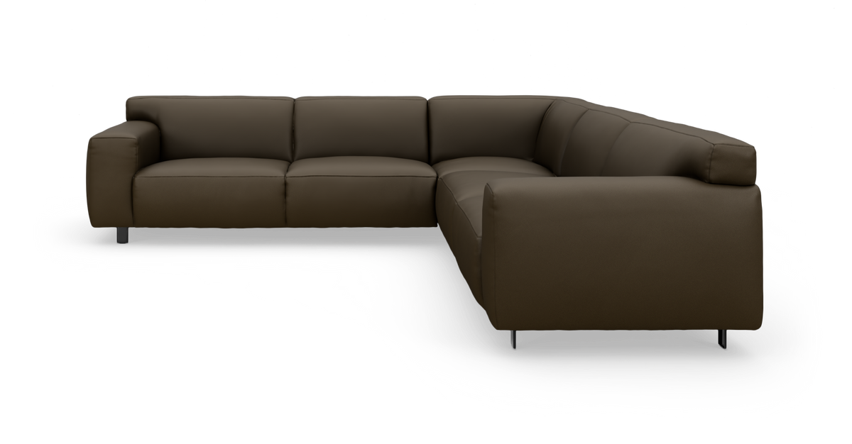 Mørkebrun L‑formet modulsofa i stof på hvid baggrund, vist forfra i vinkel.