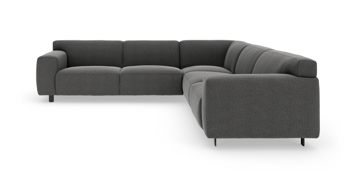 Mørkegrå L-formet modulsofa med lave metalben, frilagt på hvid baggrund.
