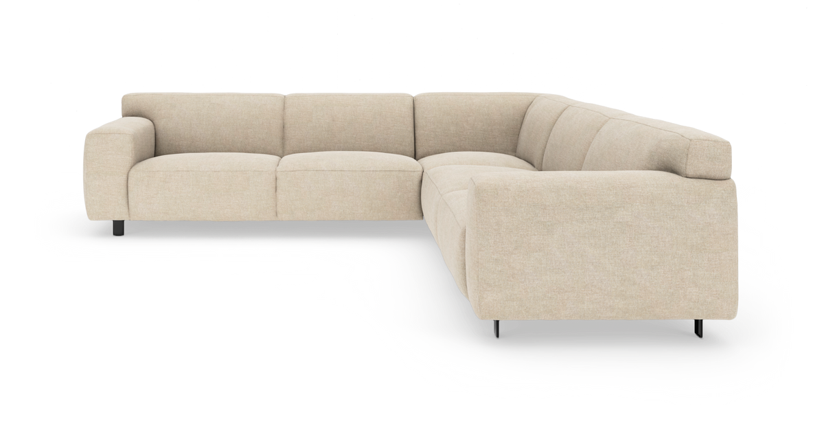 Beige L-formet modulsofa med lave metalben på hvid baggrund.
