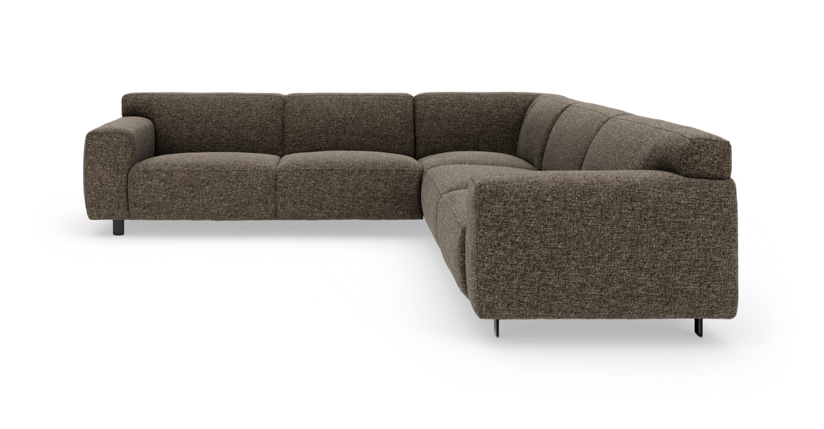 Mørkebrun L‑formet hjørnesofa i stof med lave metalben på hvid baggrund.
