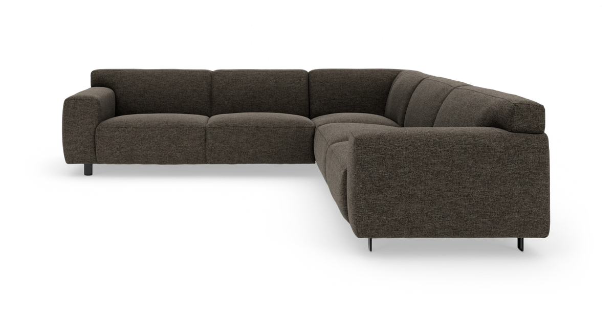 Mørkegrå modulsofa i hjørneopstilling med afrundede armlæn og metalben, fotograferet i studie mod hvid baggrund.