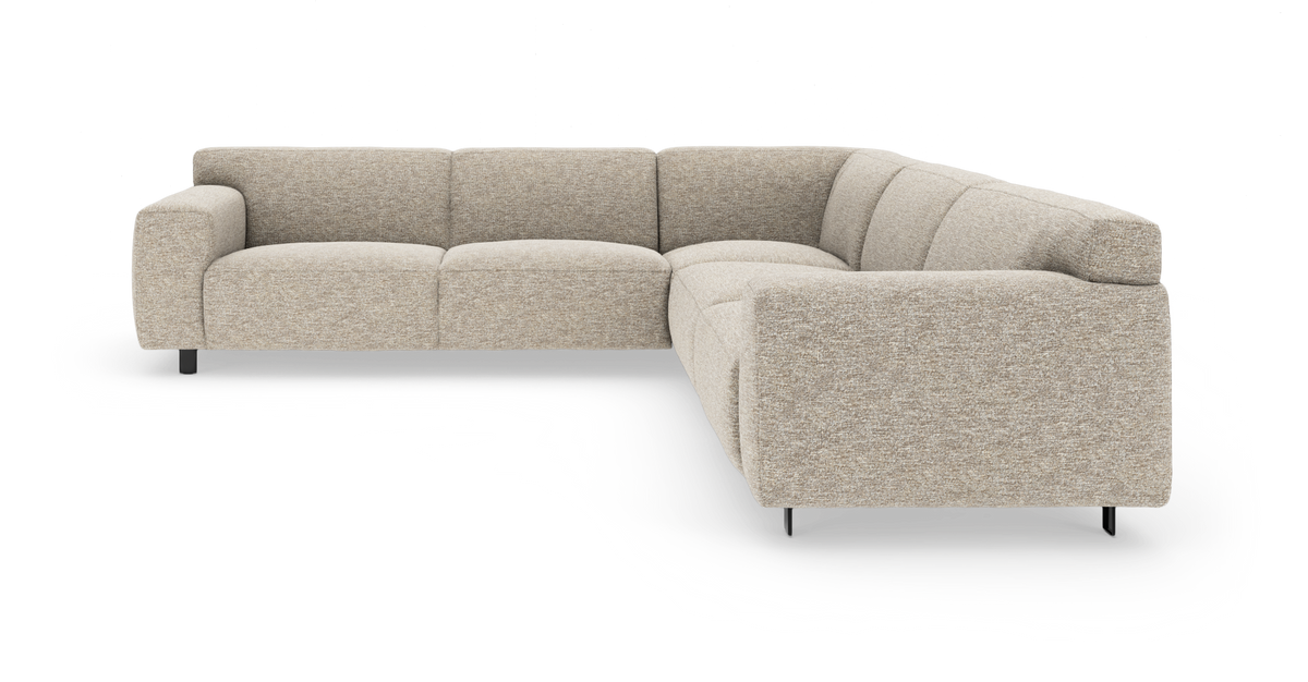 L-formet beige modulsofa i stof med brede armlæn og lave metalben, fritstående mod hvid baggrund.