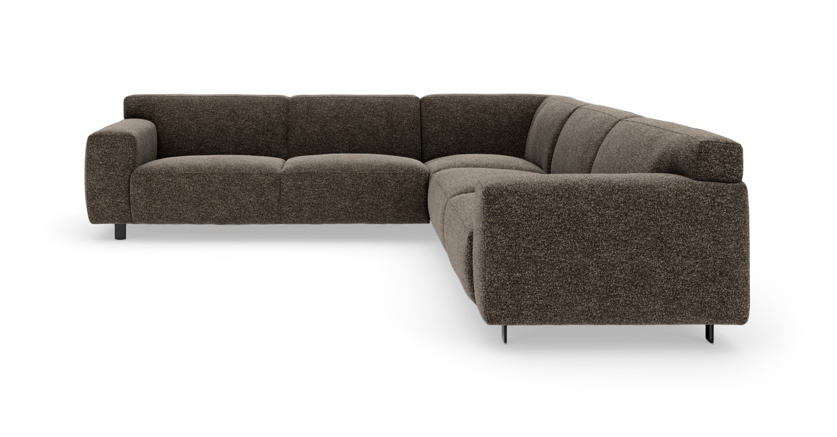 Brun L‑formet modulsofa i stof på hvid baggrund i studie.