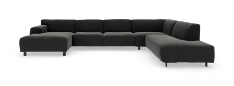 Modulær mørkegrå U-sofa i stof med chaiselong til venstre og åbent afslut til højre, slanke sorte ben.