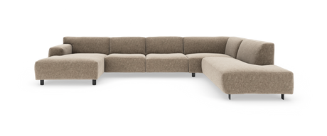 Beige U-formet modulsofa i stof med venstre chaiselong og afrundet højreside, sorte ben, frilagt mod hvid baggrund.