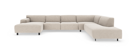 Beige L‑formet modulsofa med lav ryg og sorte ben, frilagt på hvid baggrund.