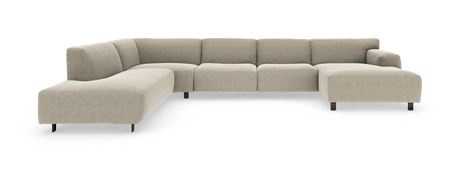 Beige modulsofa i U‑form med chaiselong i begge ender, tekstilbetræk og sorte ben, frilagt på hvid baggrund.