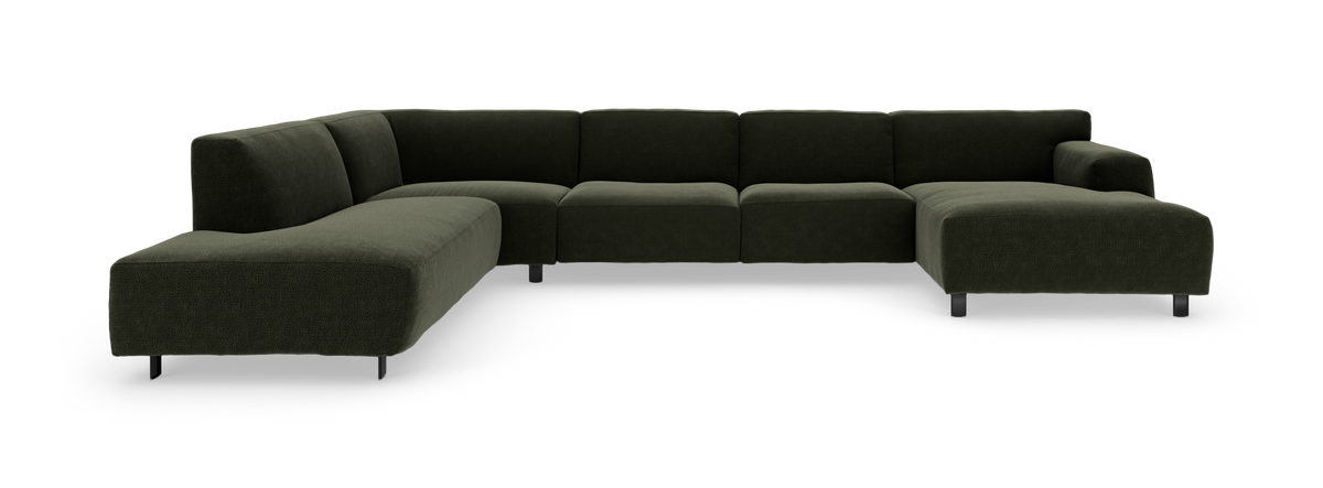 Stor modulsofa i mørkegrønt stof, U‑form med chaiselonger på begge sider, fritstående mod hvid studiebaggrund.