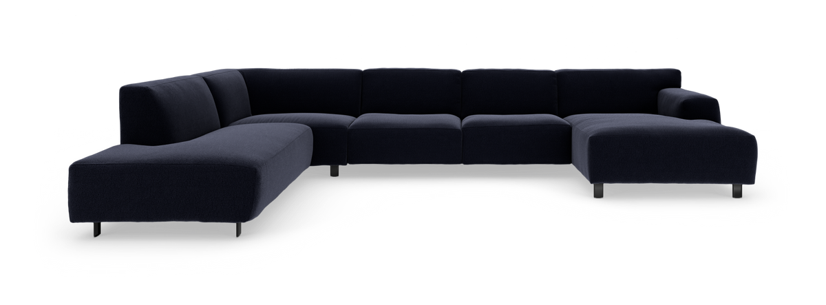 Mørkeblå modulsofa i U-form på metalben, fritlagt mod hvid baggrund.