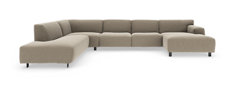 L-formet modulsofa i beige stof med slanke sorte ben, frilagt på hvid baggrund.