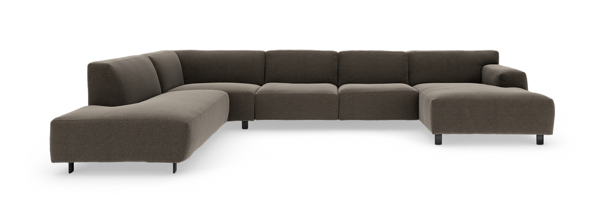 Modulær L‑formet hjørnesofa med højre chaiselong i mørkebrunt stof, fritstående på sorte ben mod studiebaggrund.