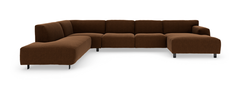 Modulsofa i brun stof, L‑form med bred chaiselong til højre, lav profil og metalben._ps