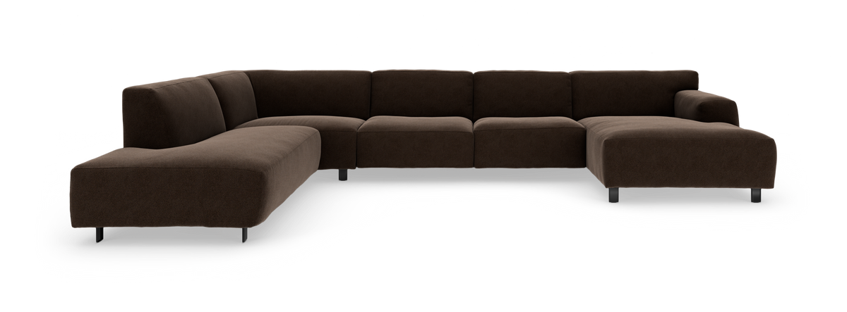 Modulsofa i mørkebrun tekstil, L‑formet hjørnesofa på slanke sorte ben, frilagt mod hvid studiobaggrund.