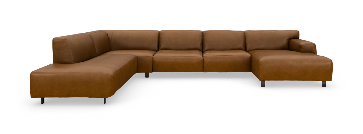 Stor brun læder modulsofa i U‑form med chaiselong i begge ender, frilagt på hvid baggrund.
