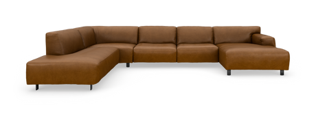 Stor brun læder modulsofa i U‑form med chaiselong i begge ender, frilagt på hvid baggrund.