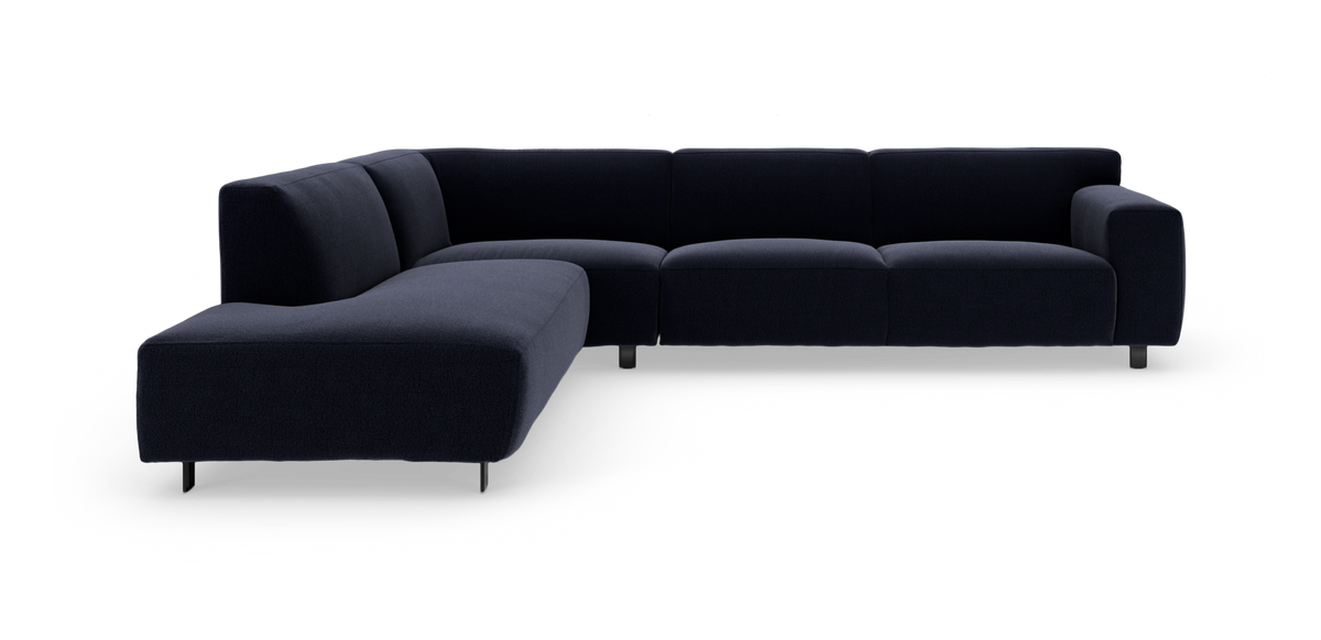 Mørkeblå L-formet hjørnesofa med venstre chaiselong, frilagt på hvid studiobaggrund.