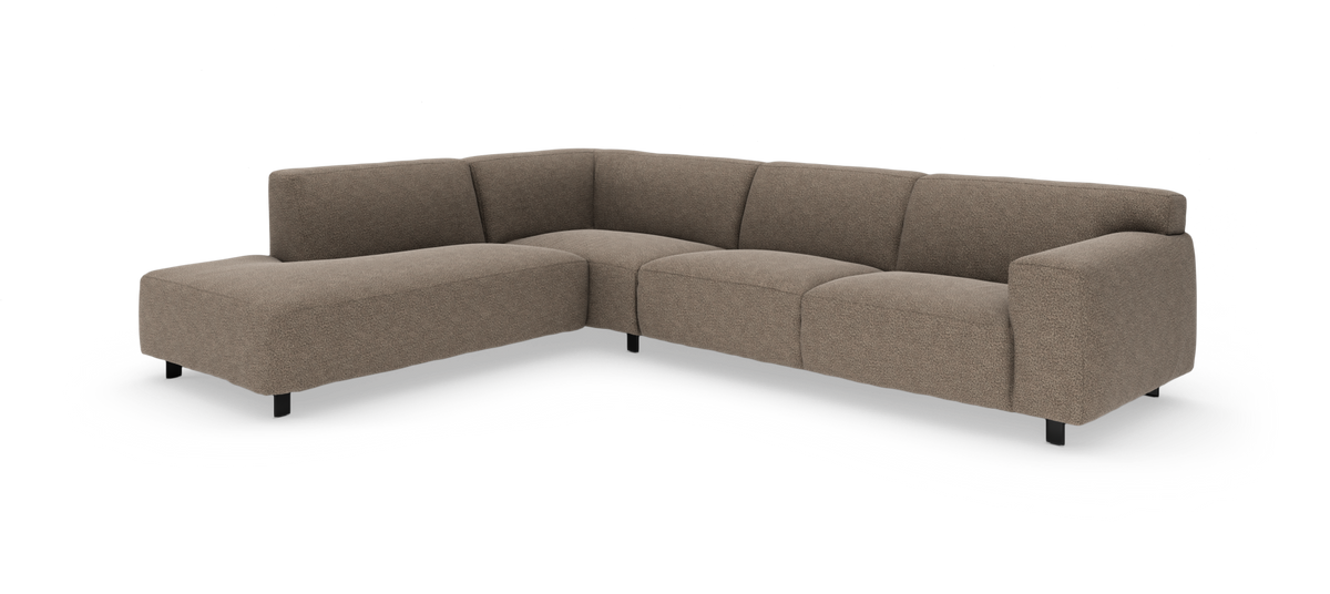 Modulsofa i L‑form med chaiselong til venstre, polstret i beige/brun bouclé, fritlagt mod hvid studiobaggrund.