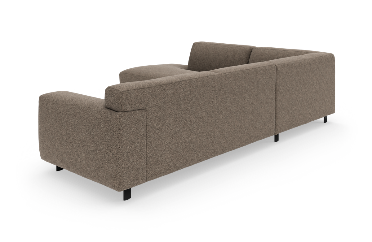 Beige modulsofa i bouclé set bagfra i skrå vinkel på hvid baggrund med sorte ben.