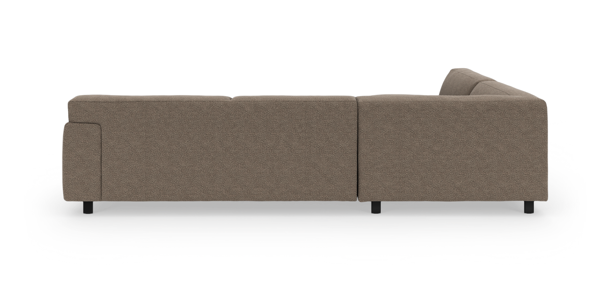 Brun modulsofa i stof set bagfra, frilagt mod hvid baggrund.