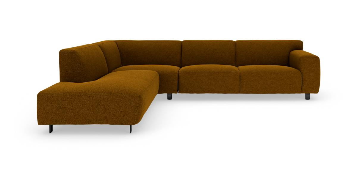 Modulær L‑formet hjørnesofa i okkerbrun tekstil på metalben, frilagt på hvid baggrund.