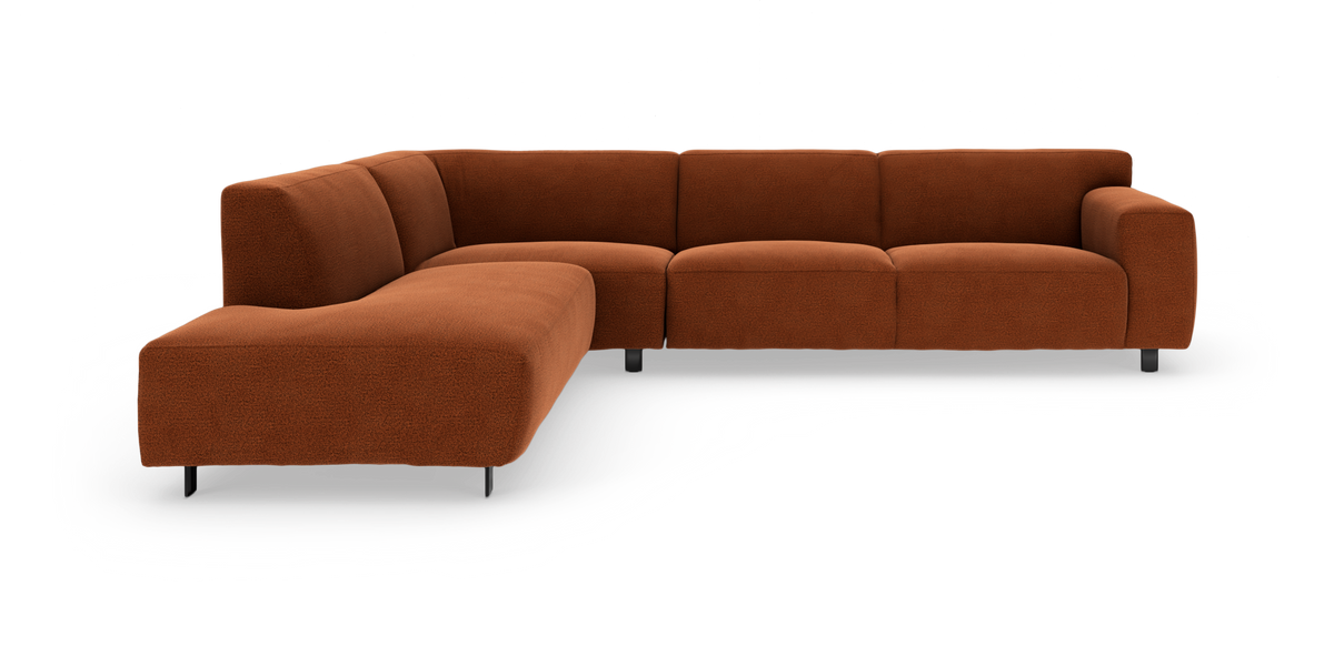 Rustfarvet modulsofa i L‑form med chaiselong til venstre, polstret og med lave metalben.