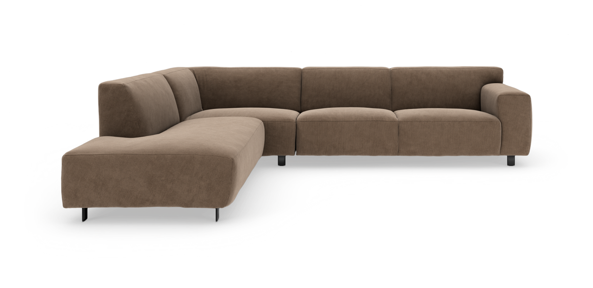 Brun L‑formet hjørnesofa i corduroy med venstrevendt chaiselong og lave sorte ben, fritlagt på hvid baggrund.