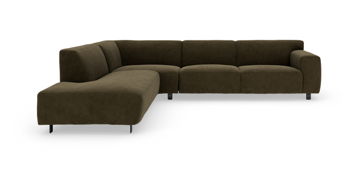 Modulær L‑sofa i mørk olivengrøn fløjl med lav ryg og metalben, frilagt på hvid baggrund.