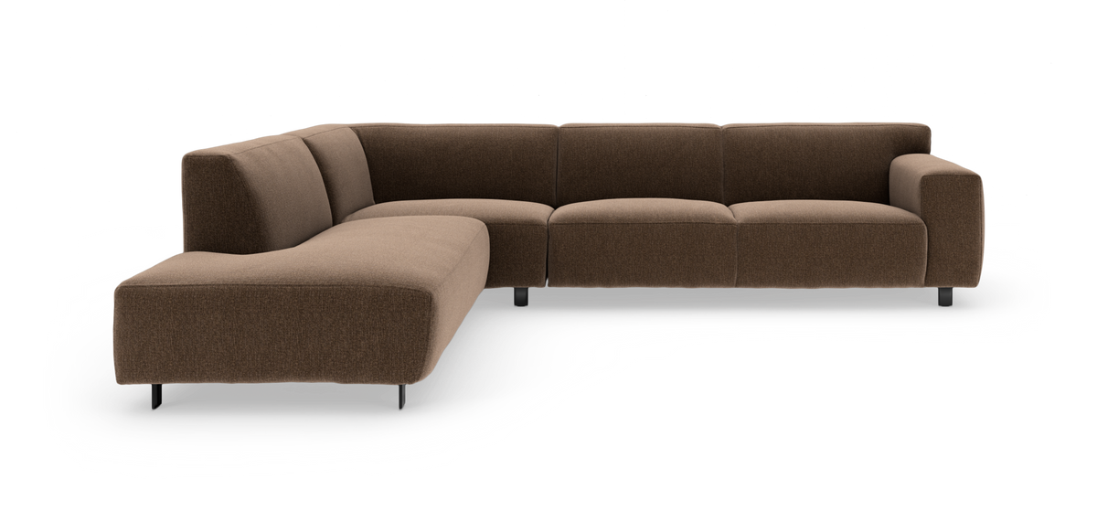 Brun L-formet modulsofa i stof med metalben, fotograferet i studie.