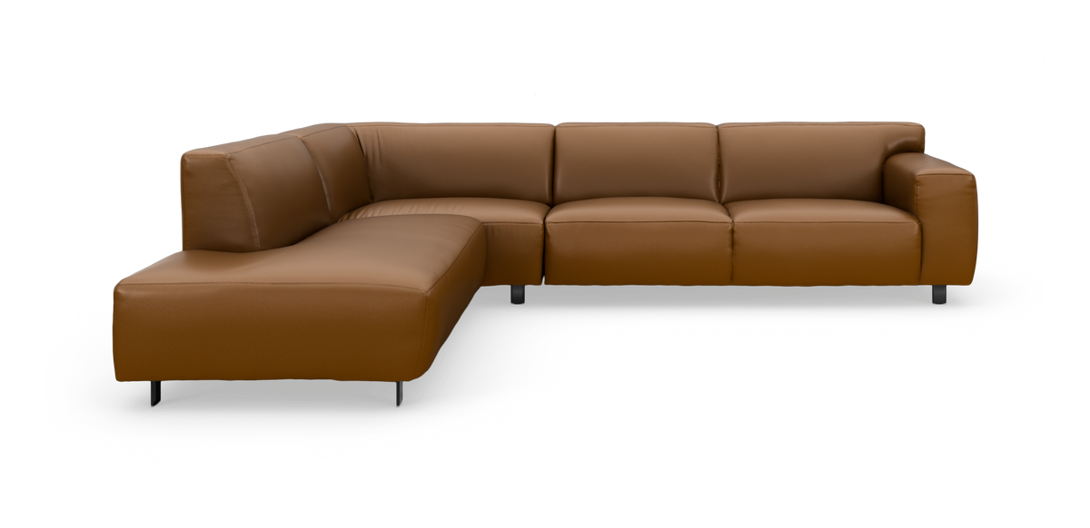 Brun L-formet modulsofa i læder med chaiselong til venstre på hvid studiobaggrund.