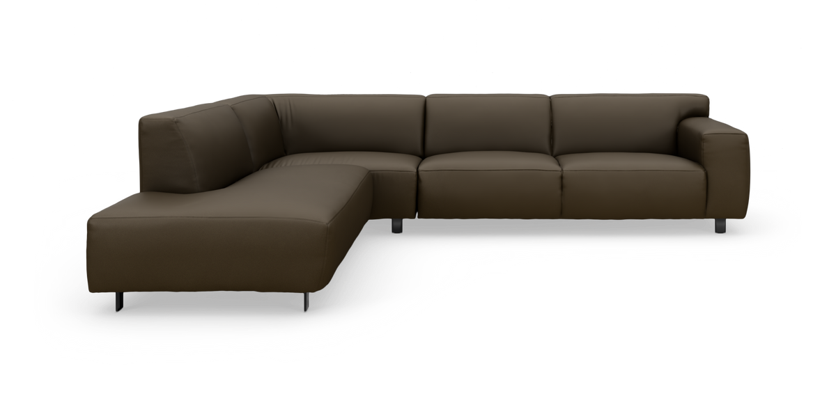 Brun L‑formet hjørnesofa med venstrevendt chaiselong på hvid baggrund.