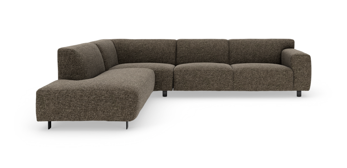 Brun L‑formet modulsofa i stof med lave metalben, frilagt på hvid baggrund.