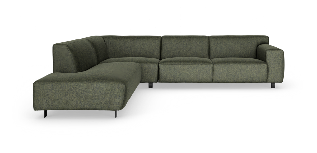 L-formet modulsofa i olivgrønt stof med venstrevendt chaiselong, fritlagt på hvid studiebaggrund.