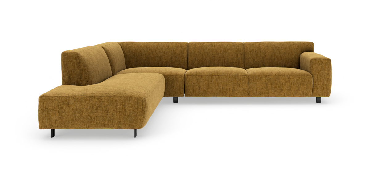 Sennepsgul modul hjørnesofa i tekstil med metalben, frilagt på hvid baggrund.