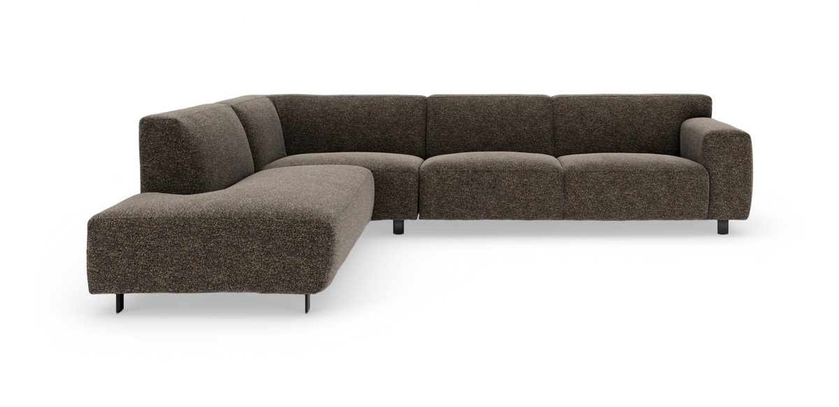 L‑formet modulsofa med bløde, afrundede former i mørkebrun tekstil på slanke sorte ben.
