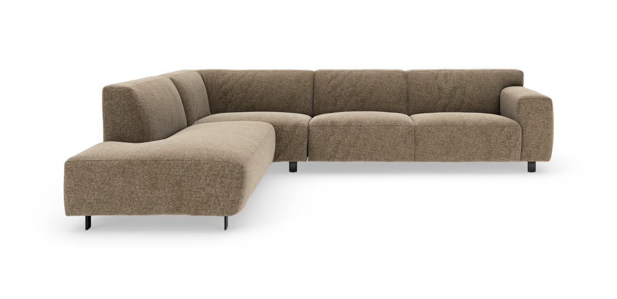L‑formet modulsofa i brun tekstil med bløde, afrundede former og smalle sorte ben, fritlagt på hvid baggrund.