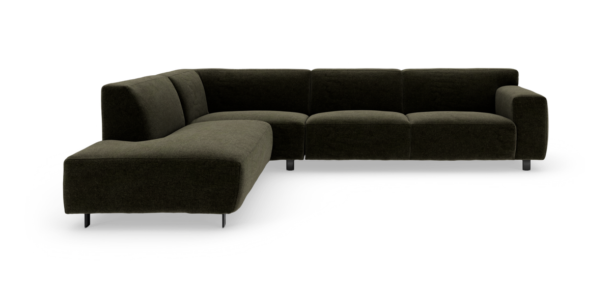 Mørkegrøn L‑formet modulsofa i stof med metalben, frilagt på hvid baggrund.