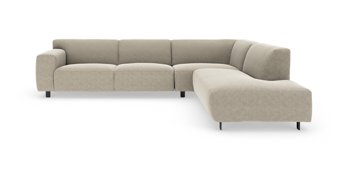 L‑formet beige modulsofa med chaiselong til højre på hvid baggrund.