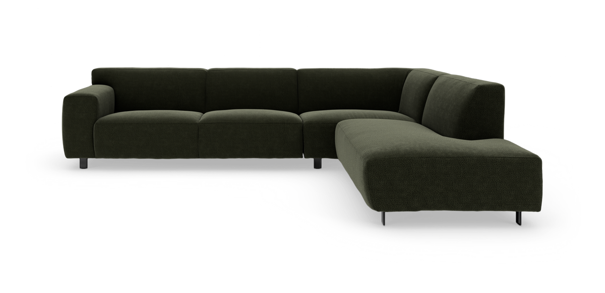 Mørkegrøn modulsofa med chaiselong, lav profil og slanke metalben, frilagt på hvid baggrund.