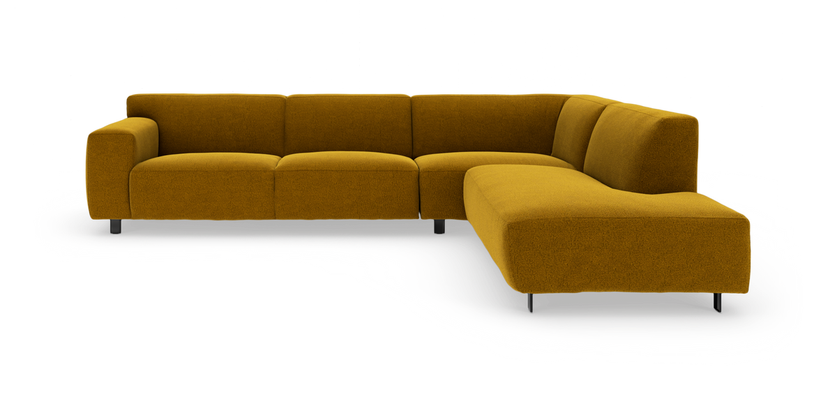 Sennepsgul L‑formet modulsofa med højre chaiselong, lave metalben og moderne design, frilagt på hvid baggrund.