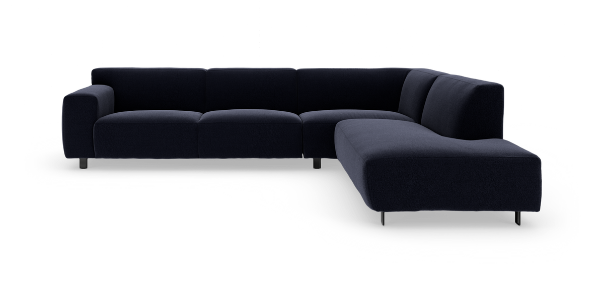 Mørkeblå L‑formet modulsofa med chaiselong og metalben på hvid baggrund.