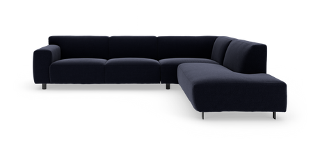 Mørkeblå L‑formet modulsofa med chaiselong og metalben på hvid baggrund.