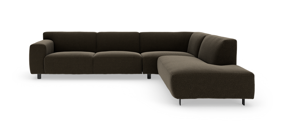 Mørkebrun modulsofa i L‑form med chaiselong til højre på hvid studiebaggrund.