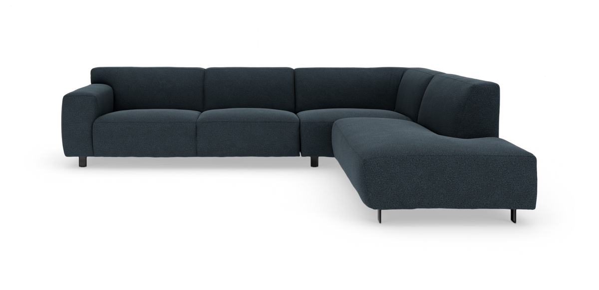 Mørkeblå L‑formet hjørnesofa med chaiselong til højre, frilagt på hvid baggrund.