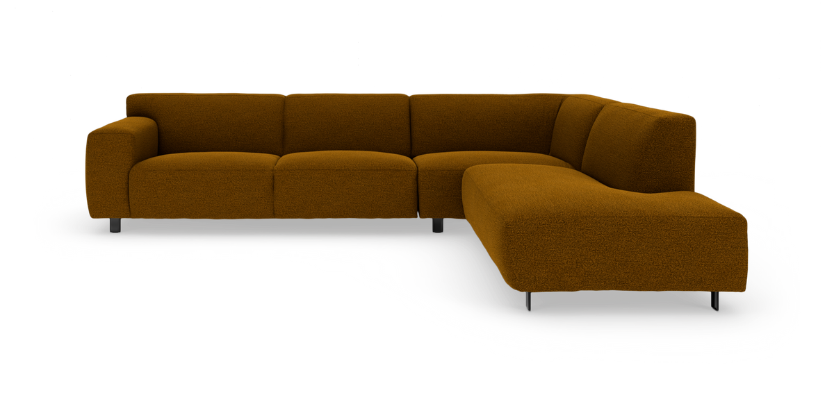 Mustardbrun L‑formet modulsofa med chaiselong til højre på hvid baggrund.