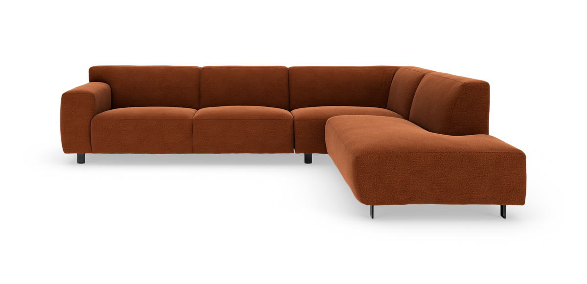 Modulær L-sofa i rustfarvet stof med bløde, afrundede former og metalben.