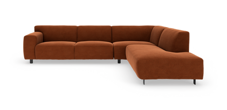 Modulær L-sofa i rustfarvet stof med bløde, afrundede former og metalben.