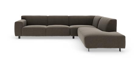 Mørkebrun L‑sofa med højre chaiselong, lav profil og metalben, isoleret på hvid baggrund.